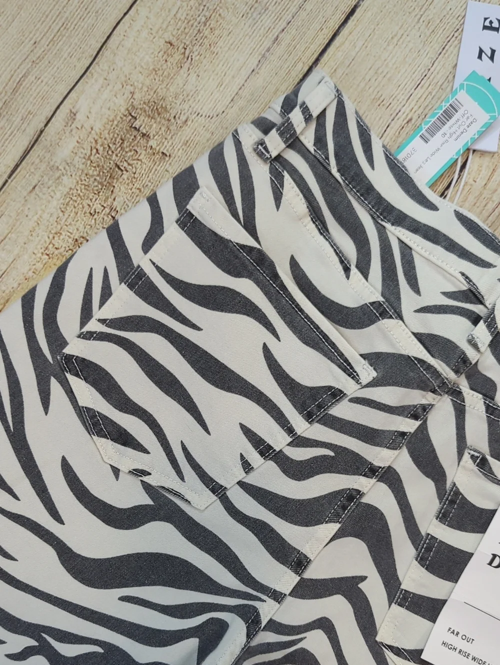 DAZE Zebra Print Wide Leg Raw Hem Jeans Size 30  new